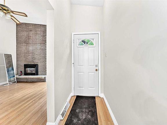 3rd image of 2912 SW Brentwood Blvd NW