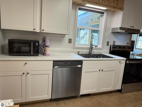 3rd image of 702 Ash St