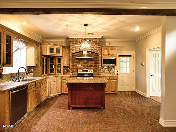 4th image of 300 Oak Hollow Dr