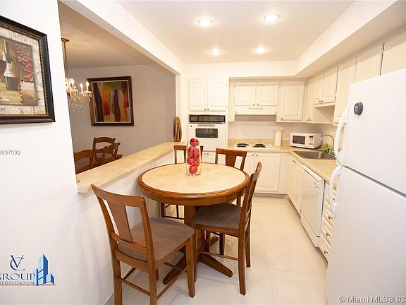 5th image of 19370 Collins Ave APT 322