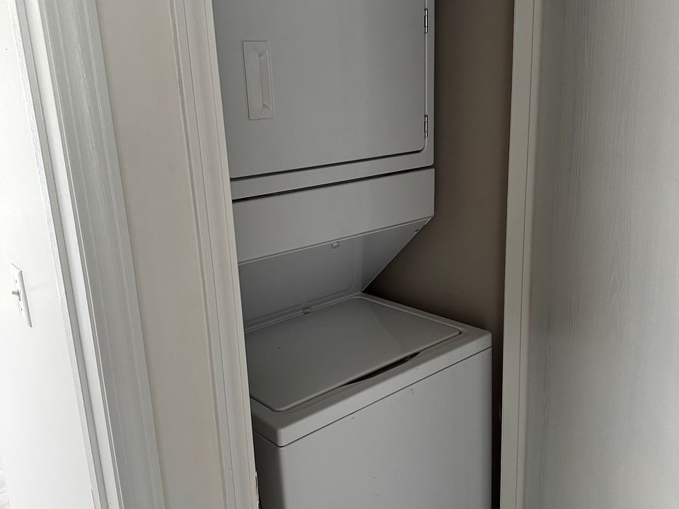 1st image of 24 E Duncan St #24