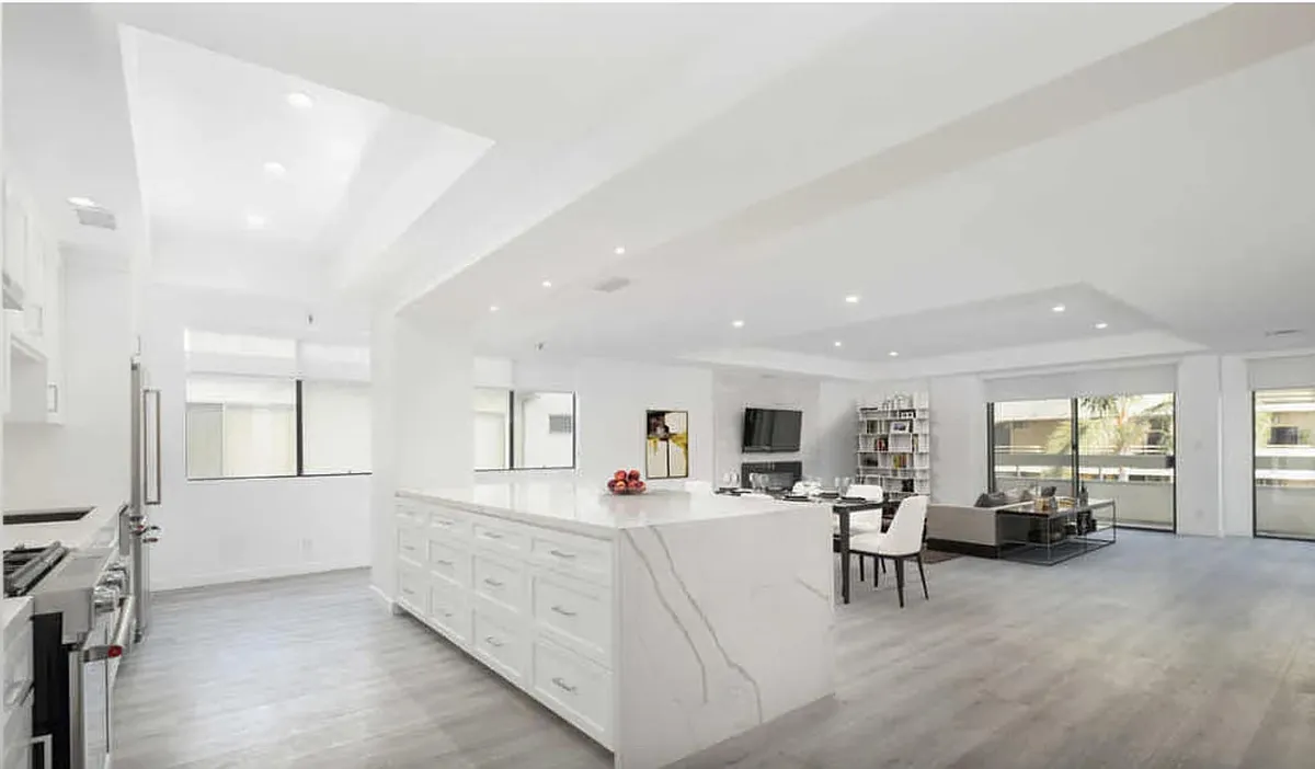 Building Photo - 1601 N Fuller Ave #304