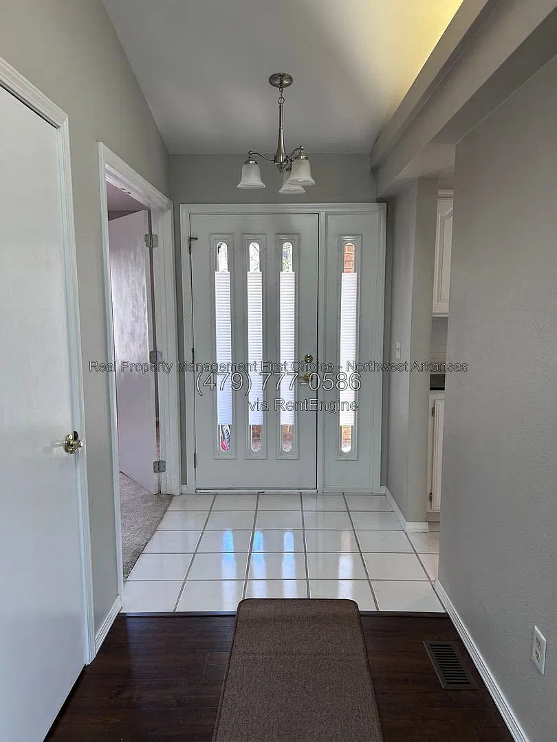 3 bed, 2.5 bath, 1956 sqft, $1,950 — Photo 3