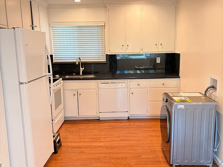 573 Lytton Avenue — Photo 4