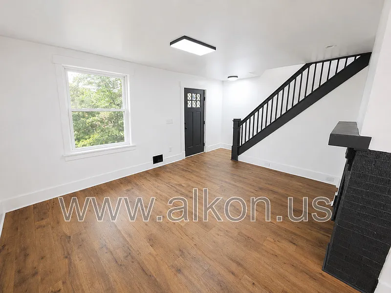3 bed, 1.5 bath, 1319 sqft, $2,500 — Photo 4