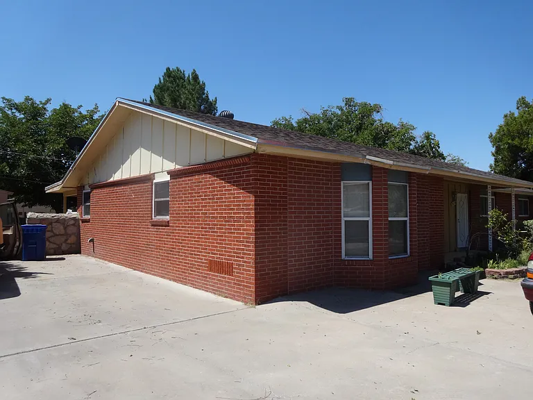 2825 Huntington Dr — Photo 2