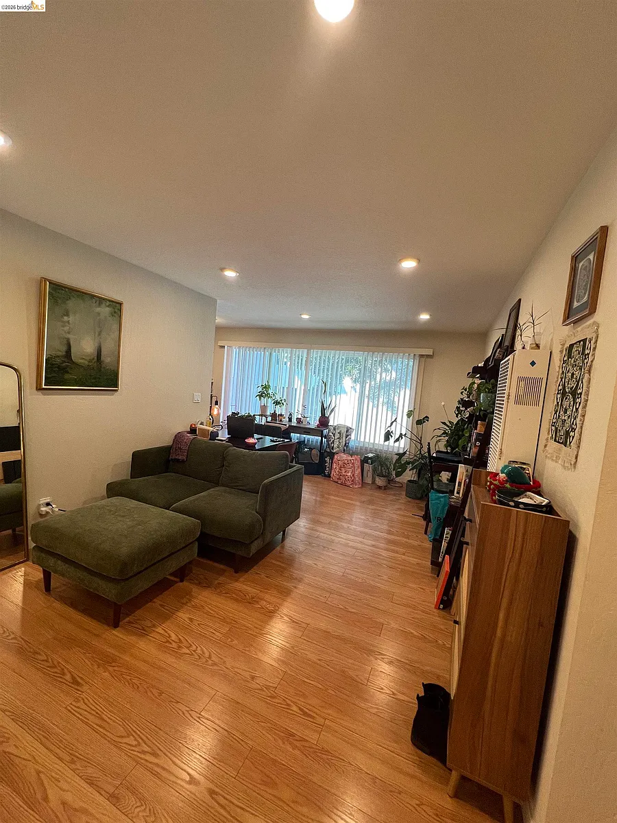 Building Photo - 2636 Warring St #202