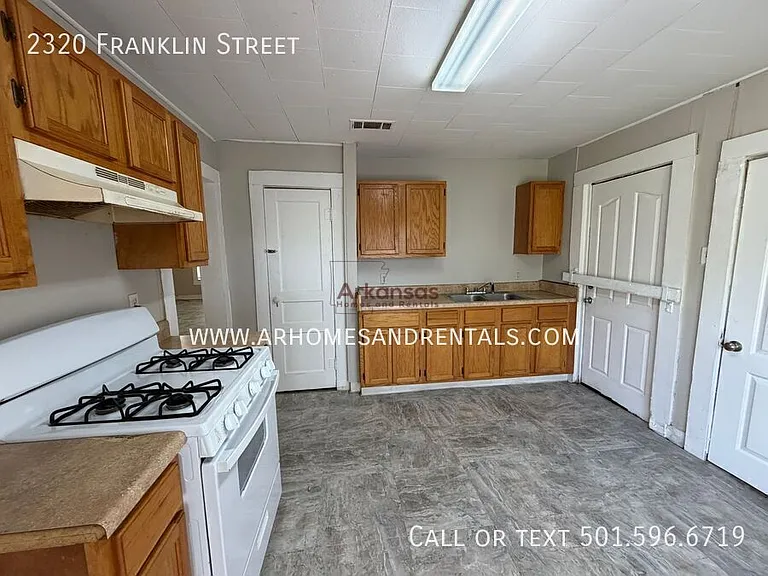 2320 Franklin St — Photo 4