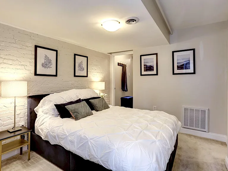 828 D St SE #1 — Photo 16