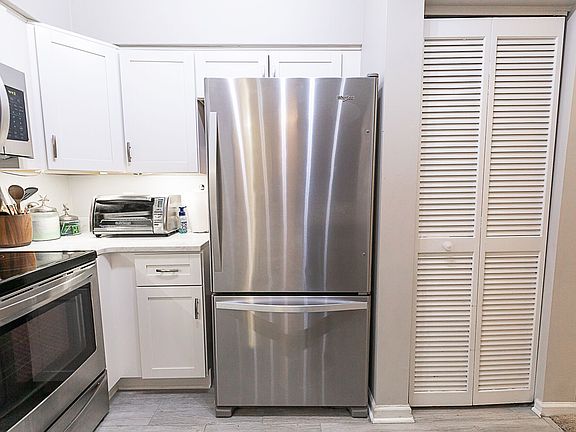 5th image of 230 College Pl APT 220