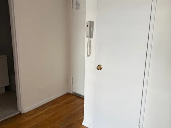 320 West 30th Street image 5 of 17