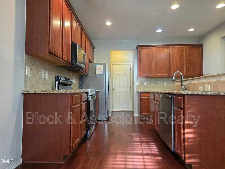 8208 Stone Cellar Dr — Photo 23