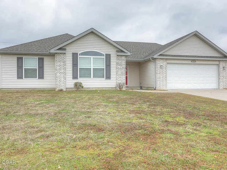 1233 Montana Pl — Photo 3