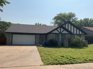 3209 Skylane Dr, Sand Springs, OK 74063