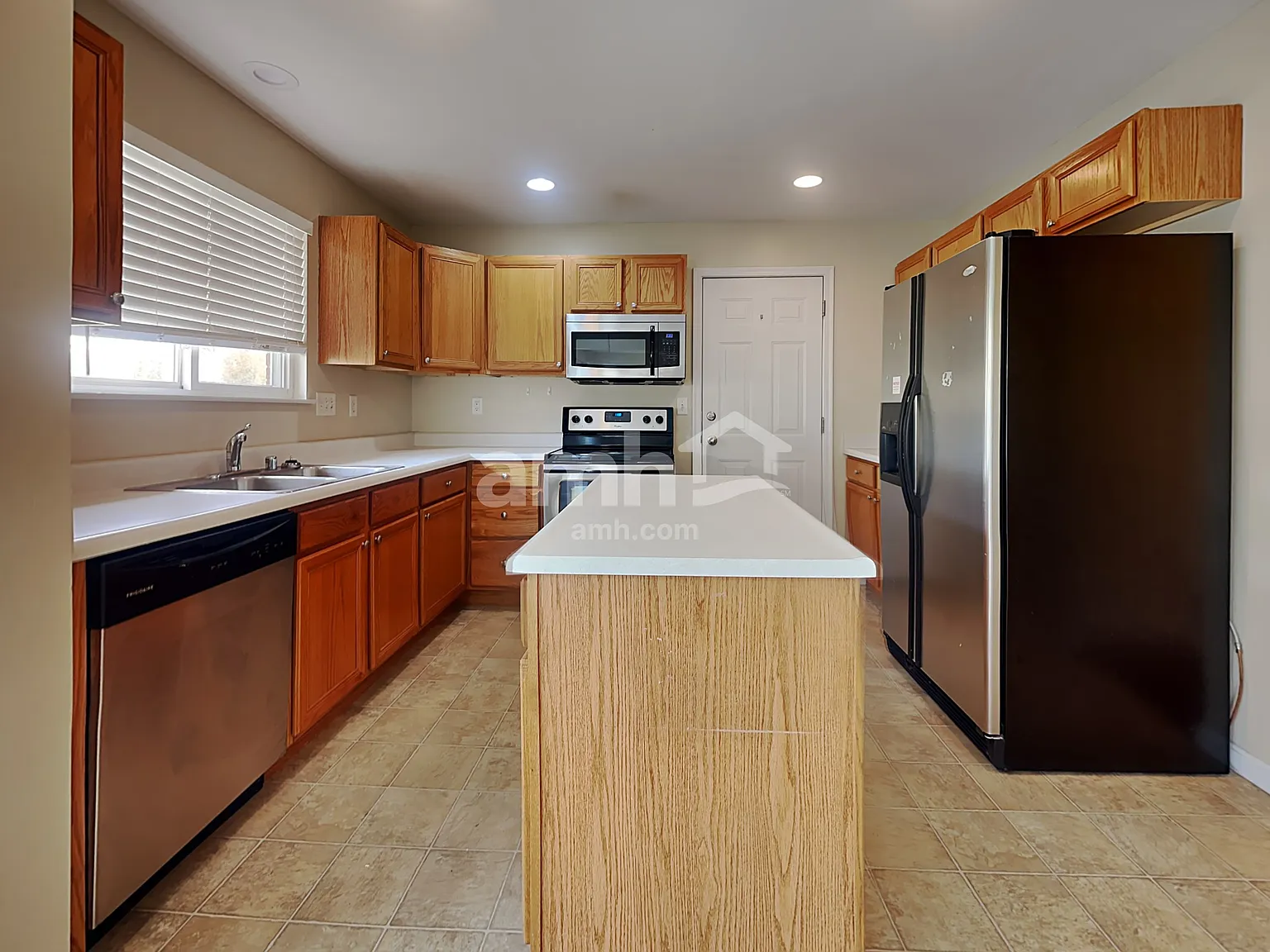 3 bed, 2.5 bath, 1768 sqft, $2,410 — Photo 3