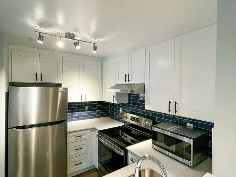 Interlake Apartments — Photo 2