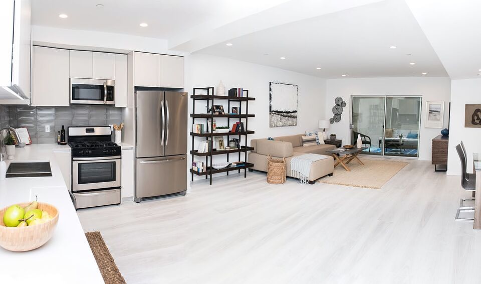 1st image of 625 S Barrington Ave #112