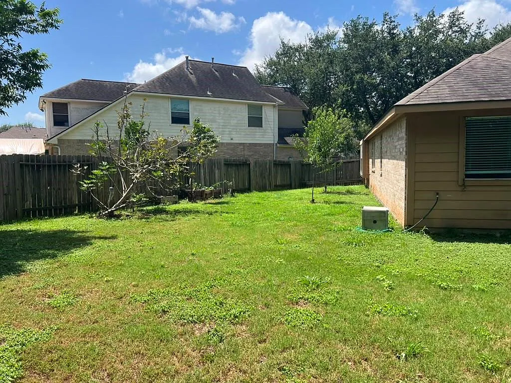 3 bed, 2.0 bath, 1935 sqft, $2,299 — Photo 2