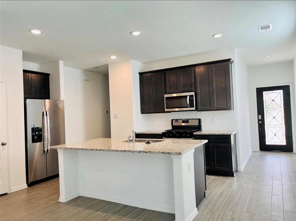 4 bed, 2.0 bath, 1595 sqft, $2,200 — Photo 3