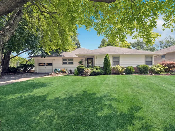 906 N Allen Ave, McHenry, IL 60050