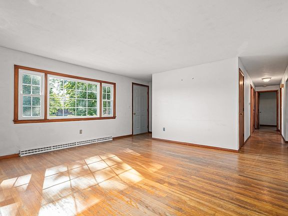 3rd image of 100 Low St