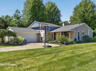 21722 Canterbury Ave, Grosse Ile, MI 48138