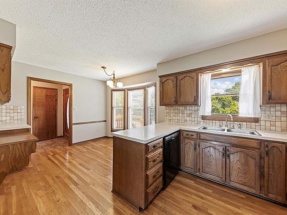 5th image of 617 W Walnut St