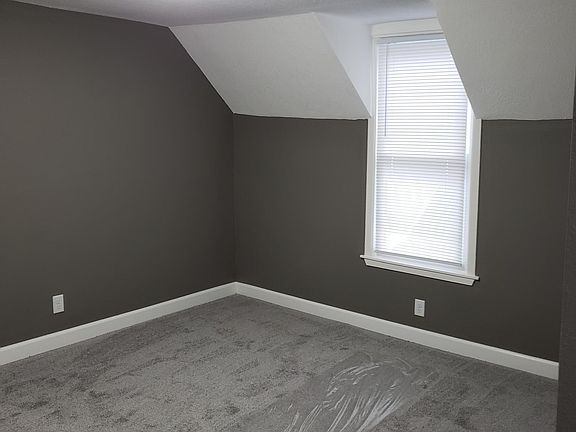 5th image of 719 Everett St N #B
