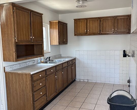 5th image of 934 E 6th St