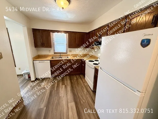 Nice upper 2 bedroom/1 bath in great location with coin laundry and off street parking — Photo 4