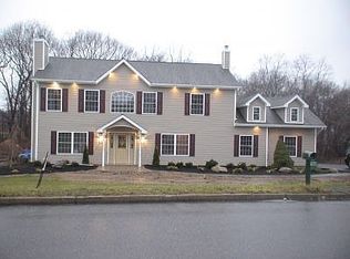 6 Peachtree Ln, Mount Sinai, NY 11766