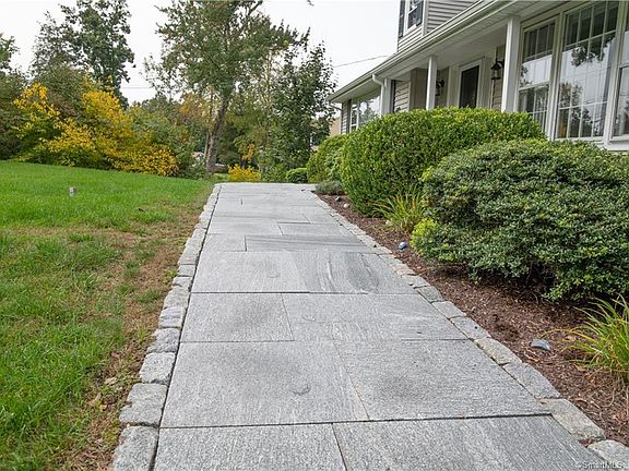 4th image of 10 White Pine Dr