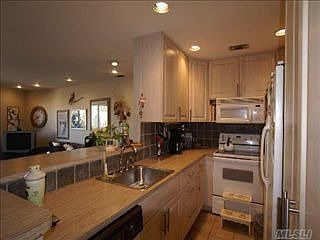 3rd image of 822 E Broadway