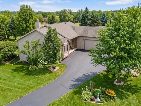17-130 Edgewater Dr, Lanark, IL 61046