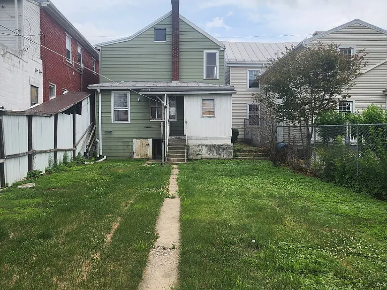 233 E King St — Photo 1