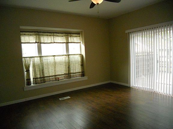 4th image of 417 Oak St