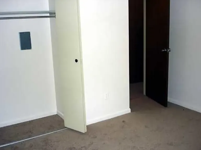 Ebonhurst Apartments — Photo 19