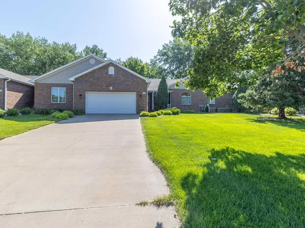 924 Willow Dr, Dakota Dunes, SD 57049