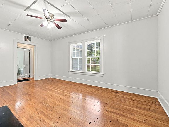 4th image of 820 W Knox St