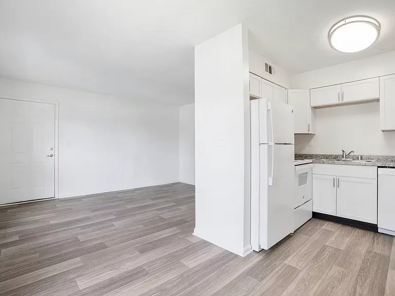 Country Place Apartments — Photo 8
