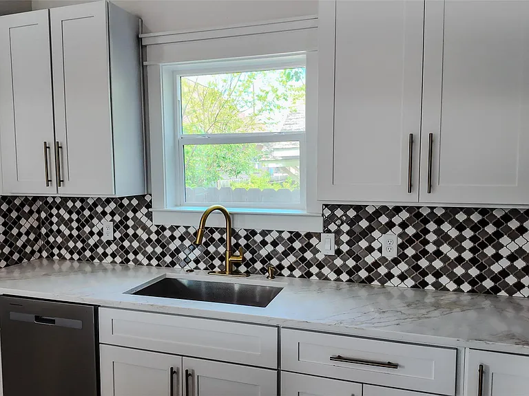 819 N Loop — Photo 9