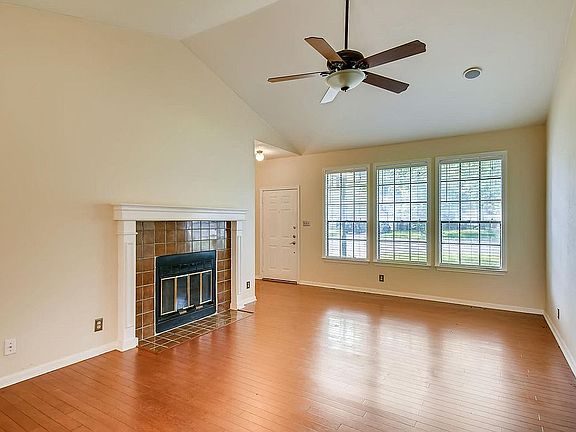 4th image of 8910 Black Oak St
