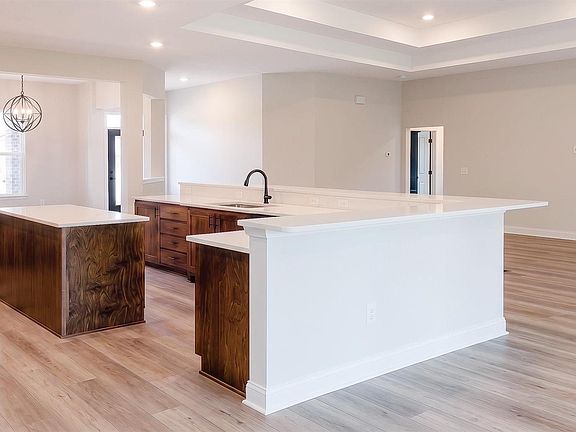 4th image of 7409 Forestwood Dr
