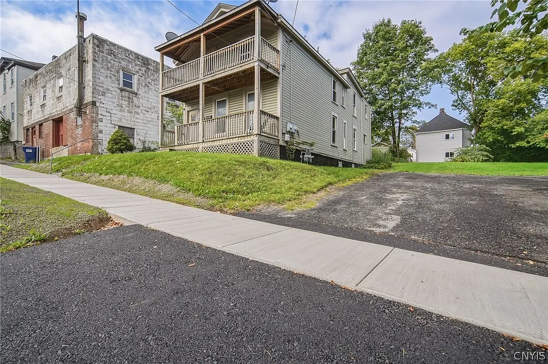 2 bed, 1.0 bath, 1888 sqft, $1,400 — Photo 1