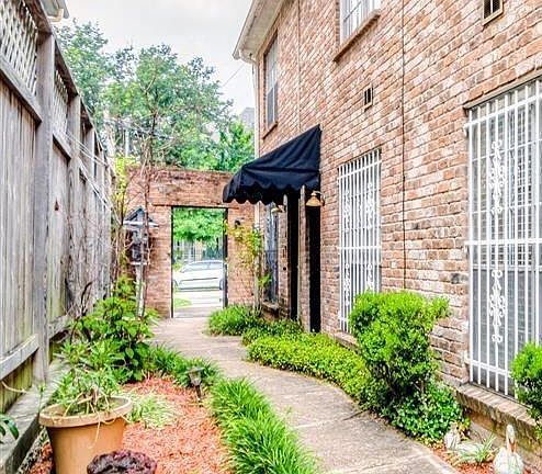 Quaint courtyard entry