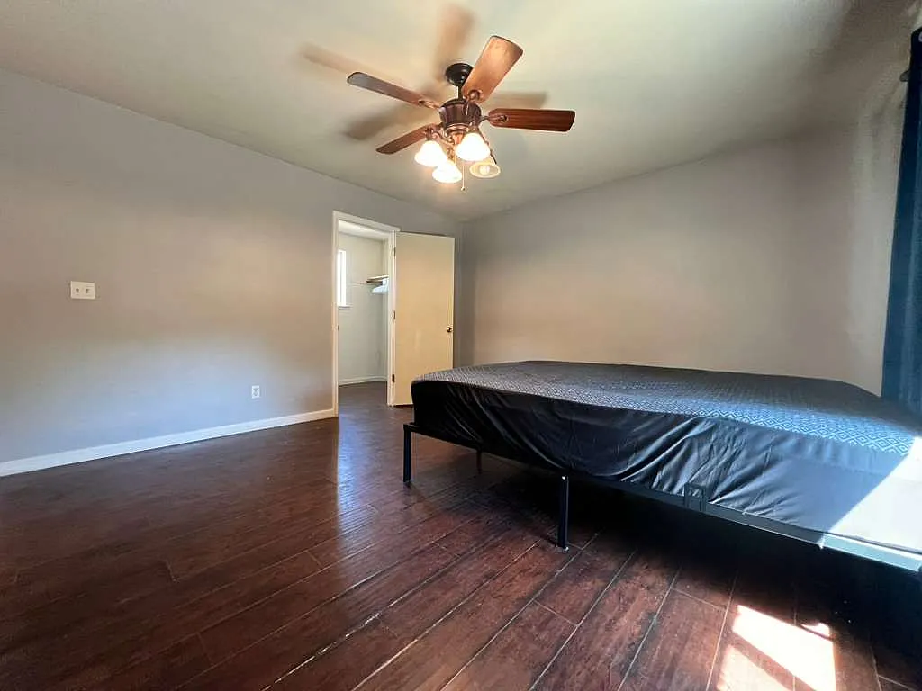 5 bed, 2489 sqft, $900 — Photo 4