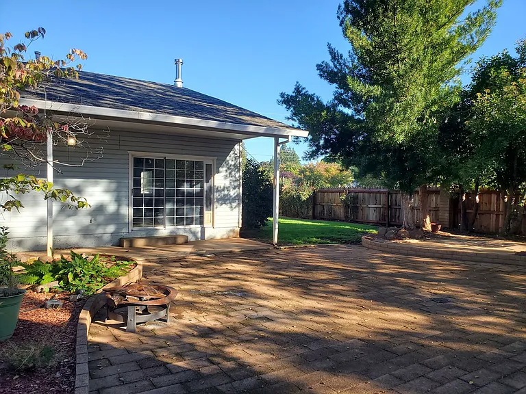 1661 Manzanita Ave — Photo 23