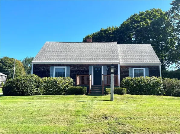 11 Winthrop Dr, Middletown, RI 02842