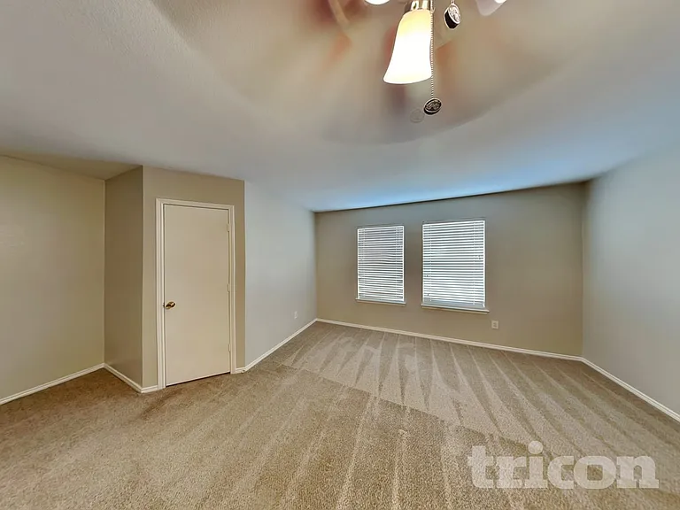 2338 Manchester Ln — Photo 8