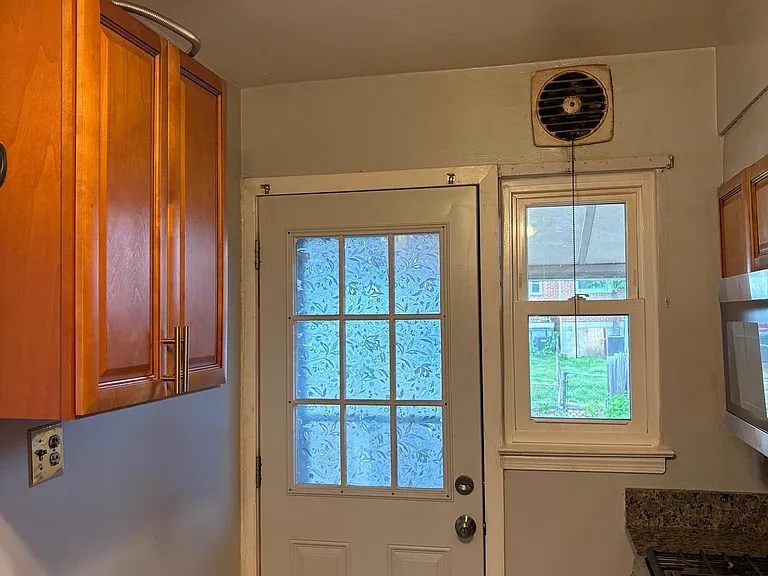1542 Becklow Ave — Photo 6